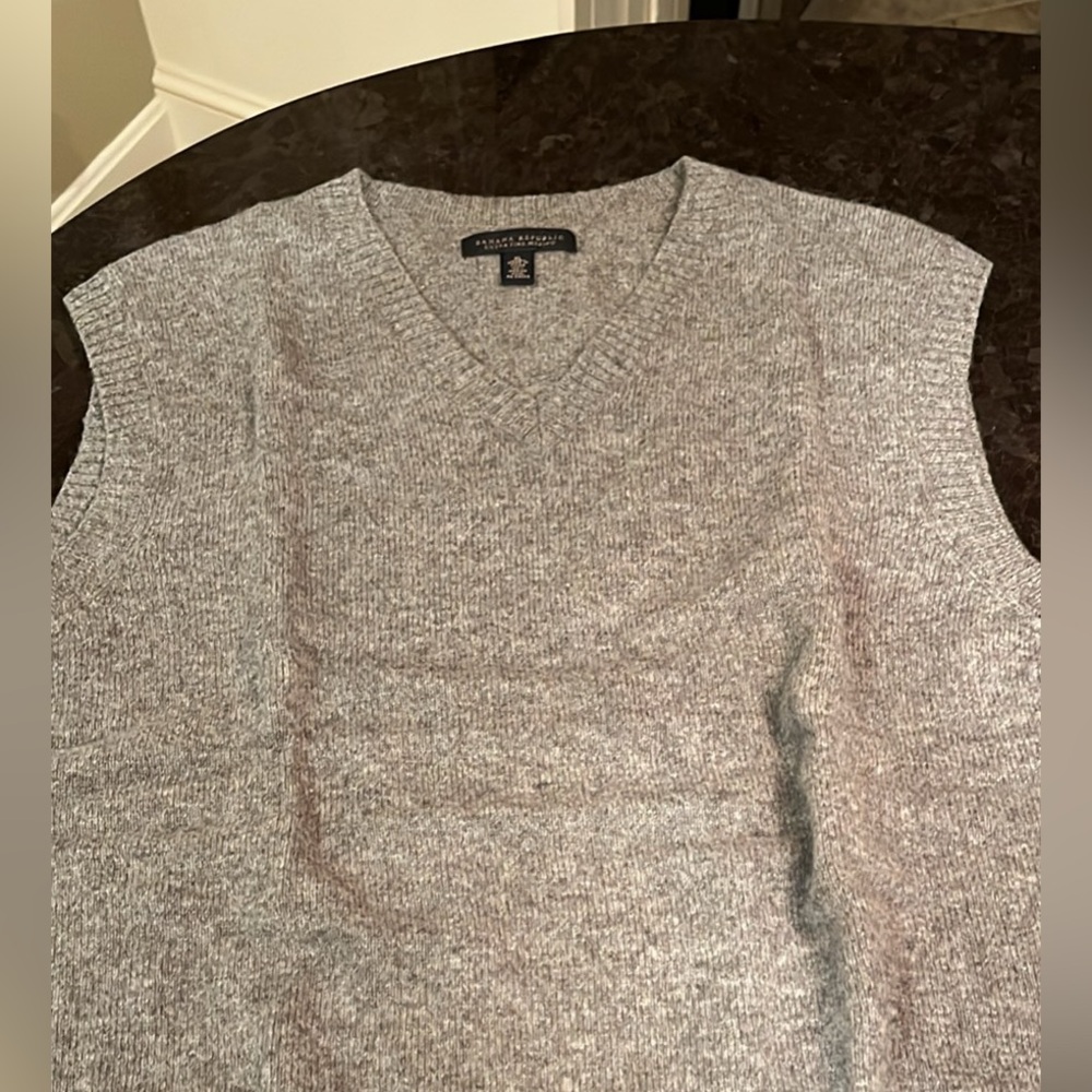 XL Men’s 100% Extra Fine merino wool vest, stylish and warm!